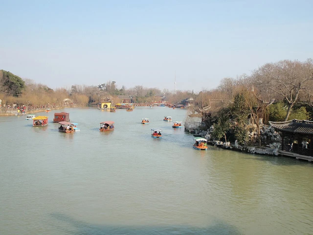扬州瘦西湖,湖面游船与古典园林景观