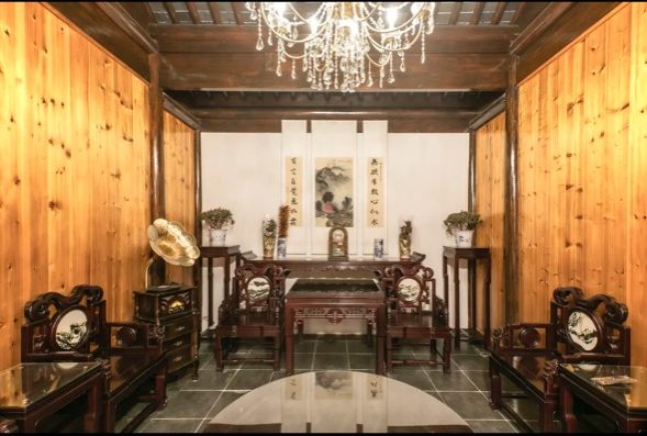 陶然居会客厅实景，木质家具与传统陈设
